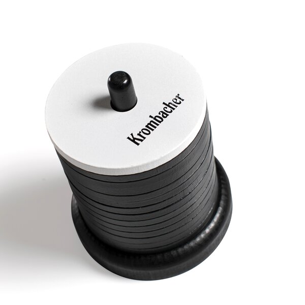 Krombacher Schockbesteck mit Schriftzug 'Krombacher' mit schwarzen Plättchen und einer weißen Scheibe.