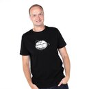 Ein Mann in einem schwarzen T-Shirt mit Illustriertem Kronkorken auf der Brust.