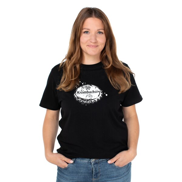 Eine Frau in einem schwarzen T-Shirt mit Illustriertem Kronkorken auf der Brust.