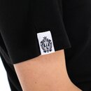 Weißer Logo Patch mit Krombacher Wappen am Ärmel eines schwarzen Tshirts.