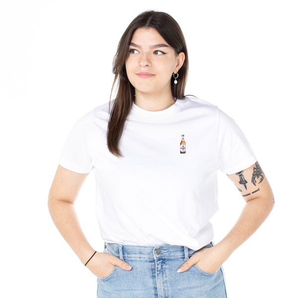 Eine Frau in einem weißen T-Shirt mit Krombacher Pils Flasche auf der Brust.