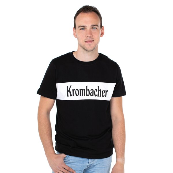Ein Mann in einem schwarzen T-Shirt mit Krombacher Logo auf der Brust.