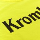 Gelbes Markierungshemd mit schwarzem Schriftzug 'Krombacher'.