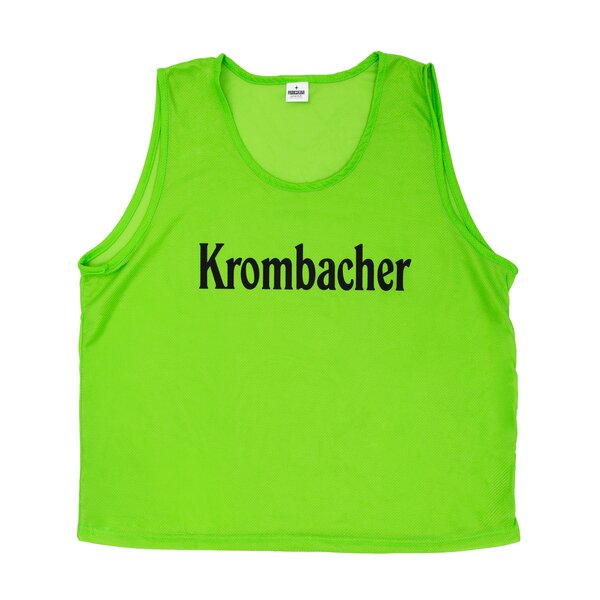 Grünes Markierungshemd mit schwarzem Schriftzug 'Krombacher'.