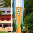 Hissflagge Krombacher Weizen im Freien.