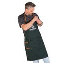 Mann trägt dunkel grüne Krombacher-Grillschürze mit braunen Trägern und Taschen über schwarzem T-Shirt und hellen Jeans