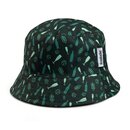 Dunkelgrüner Bucket Hat mit hellgrünem Muster aus Bierflaschen, Hopfen und Biergläsern, mit weißem Label.