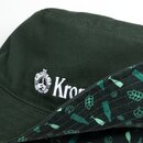 Wendbarer Bucket Hat mit grünem Stoff und weißem Krombacher Logo, andere Seite gemustert mit Hopfen-, Glas- und Gerstenmotiven.