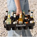 Eine Frau trägt den Krombacher Gläser-Träger, gefüllt mit Flaschen.