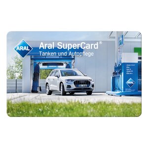 6507_krombachershop_aral_gutschein_V1 Weiße Audi SUV an Aral Tankstelle mit Text 'Aral SuperCard Tanken und Autopflege'.