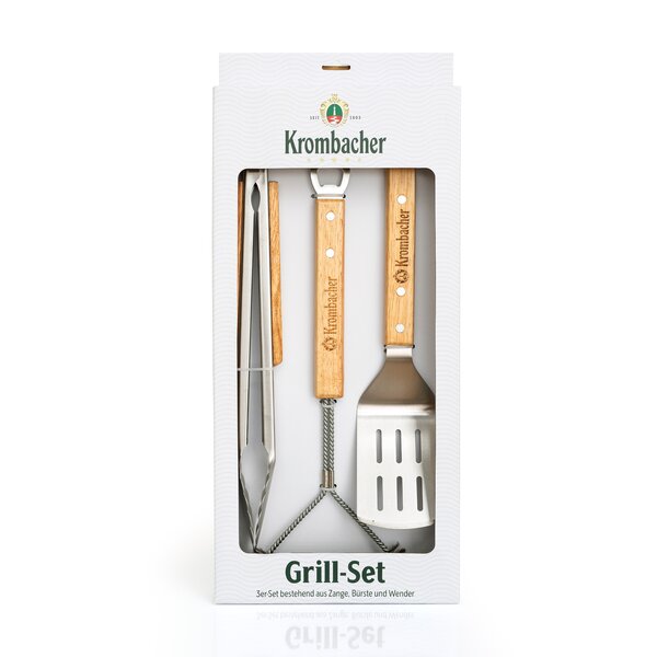 7418_krombachershop_3er_Grillset_Produkt_001 Krombacher Grill-Set mit drei Teilen: Zange, Bürste und Wender, alle mit Holzgriffen und Krombacher-Logo, verpackt in weißer Schachtel.