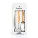 7418_krombachershop_3er_Grillset_Produkt_001 Krombacher Grill-Set mit drei Teilen: Zange, Bürste und Wender, alle mit Holzgriffen und Krombacher-Logo, verpackt in weißer Schachtel.