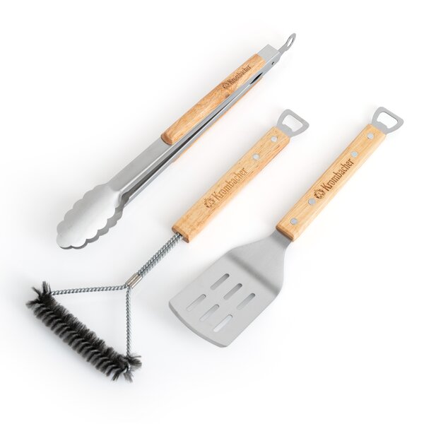 7418_krombachershop_3er_Grillset_Produkt_002 Drei Grillwerkzeuge mit Holzgriffen und Metallteilen: Zange, Bürste mit Drahtborsten und Wender mit Schlitzen, alle mit Flaschenöffner am Griffende.