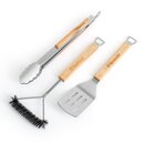 7418_krombachershop_3er_Grillset_Produkt_002 Drei Grillwerkzeuge mit Holzgriffen und Metallteilen: Zange, Bürste mit Drahtborsten und Wender mit Schlitzen, alle mit Flaschenöffner am Griffende.