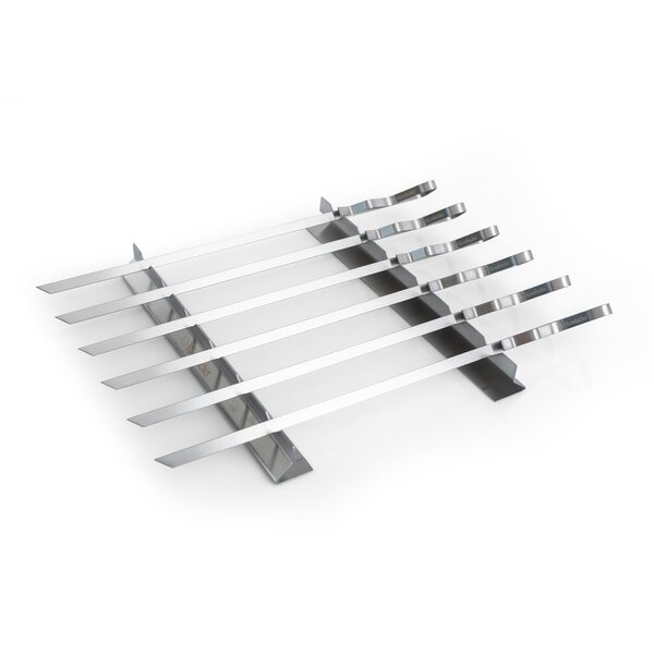 Sechs flache, silberne Schaschlikspieße aus Metall mit gebogenen Griffen, liegend auf einem Metallhalter.