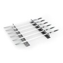 Sechs flache, silberne Schaschlikspieße aus Metall mit gebogenen Griffen, liegend auf einem Metallhalter.