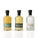 5555_krombachershop_Probierbrand-Set_Produkt_002 Drei kleine Krombacher Probierbrand-Flaschen mit schwarzen Verschlüssen, beschriftet als 'Der Natürliche', 'Der Traditionelle' und 'Der Originale'.