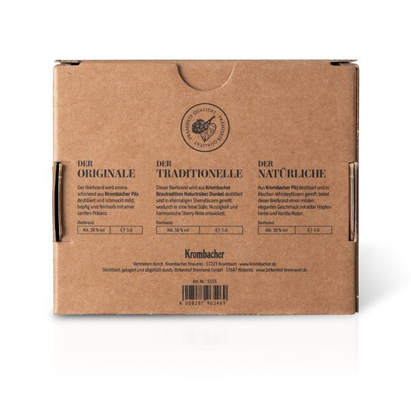 5555_krombachershop_Probierbrand-Set_Produkt_004 Rückseite braune Kartonverpackung mit drei Beschreibungen zu Krombacher Probierbrand-Sorten: Der Originale, Der Traditionelle, Der Natürliche, jeweils 5 cl, 38,5 % Vol.