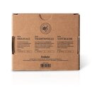 5555_krombachershop_Probierbrand-Set_Produkt_004 Rückseite braune Kartonverpackung mit drei Beschreibungen zu Krombacher Probierbrand-Sorten: Der Originale, Der Traditionelle, Der Natürliche, jeweils 5 cl, 38,5 % Vol.