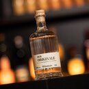 5552_krombachershop_Bierbrand_Der_Originale_Mood_001 Flasche Krombacher Bierbrand 'Der Originale' mit 0,5 l Inhalt und 38 % Volumen, gerilltes Glas, auf dunklem Untergrund vor unscharfem Hintergrund.