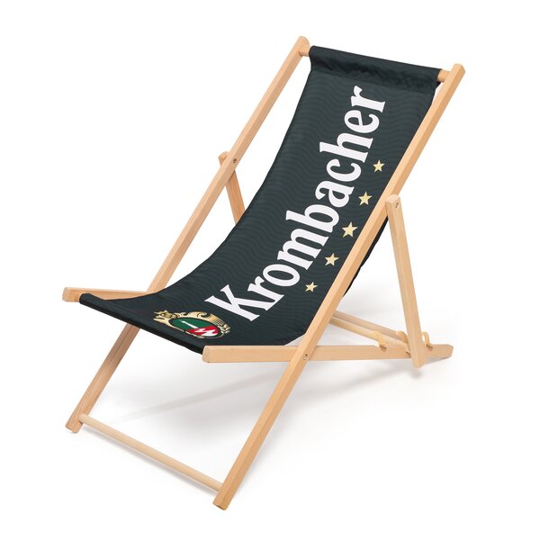 Liegestuhl mit hellbraunem Holzrahmen und dunkelgrünem Stoff mit weißem Schriftzug 'Krombacher' und Logo.
