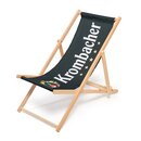 Liegestuhl mit hellbraunem Holzrahmen und dunkelgrünem Stoff mit weißem Schriftzug 'Krombacher' und Logo.