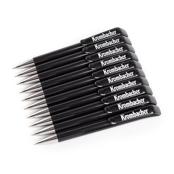 Zehn schwarze Kugelschreiber mit silberner Spitze und weißer Aufschrift 'Krombacher' liegen parallel nebeneinander