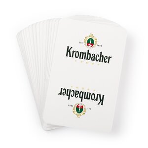 3100_krombachershop_Skatspiel_Produkt001 Ein Fächer aus Spielkarten mit dem Schriftzug 'Krombacher' und einem Wappen mit den Jahreszahlen 'SEIT 1803'.