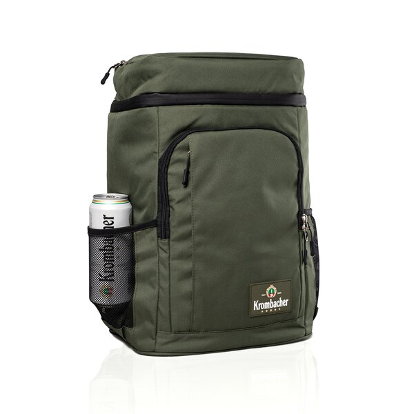 Grüner Kühlrucksack mit Fronttasche, seitlichem Netzfach mit Getränkedose und Krombacher-Logo auf der Vorderseite.