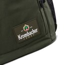 Grüner Rucksack mit aufgenähtem Krombacher-Logo.