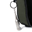 Flaschenöffner in Form einer Flasche aus Metall an grünem Kühlrucksack.
