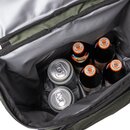 Innenansicht eines grünen Kühlrucksacks mit vier Flaschen Krombacher Spezi und zwei Dosen.