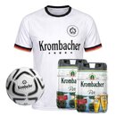 Weißes Krombacher-Trikot, daneben ein weißer Fußball mit Krombacher-Logo und zwei Krombacher-Pils-Frische Fässchen im 2er-Pack.