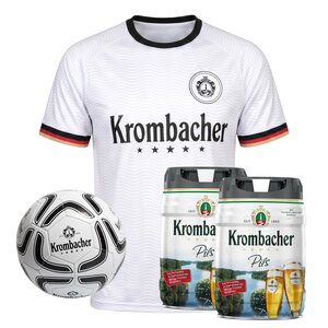 Weißes Krombacher-Trikot, daneben ein weißer Fußball mit Krombacher-Logo und zwei Krombacher-Pils-Frische Fässchen im 2er-Pack.