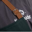 Nahaufnahme eines grünen Grillschürzenstoffs mit braunem Lederriemen und silberner Metallschnalle