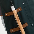 Grillschürze mit braunen Lederriemen und einem Grillbesteck mit Holzgriff, auf dem 'Krombacher' steht