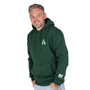 Mann trägt dunkelgrünen Kapuzenpullover mit kleinem Logo auf der Brust und Label am Ärmel