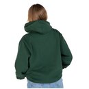 Person von hinten mit dunkelgrünem Kapuzenpullover und blauer Jeans