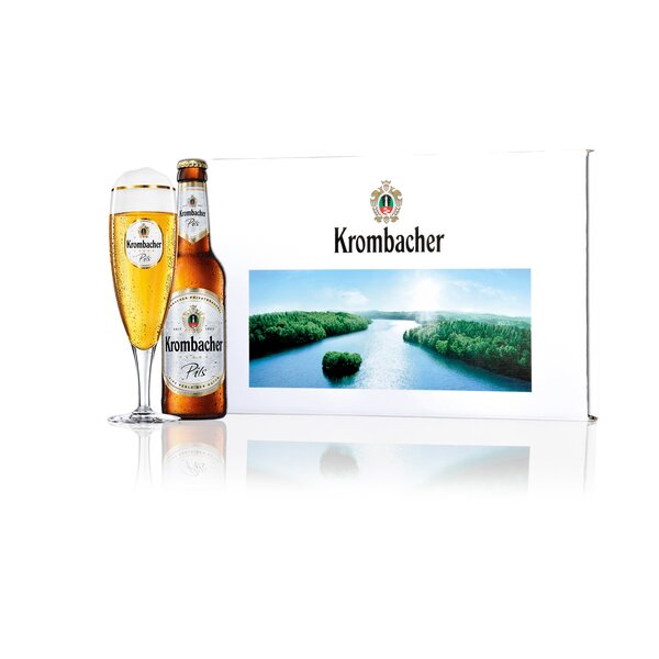 Krombacher Pils Bierflasche und Glas, neben einer Krombacher Geschenkbox mit Krombacher See Aufdruck.