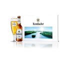 Krombacher Pils Bierflasche und Glas, neben einer Krombacher Geschenkbox mit Krombacher See Aufdruck.