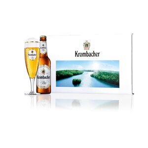 Geschenkset Pils Übersicht Krombacher Pils Bierflasche und Glas, neben einer Krombacher Geschenkbox mit Krombacher See Aufdruck.