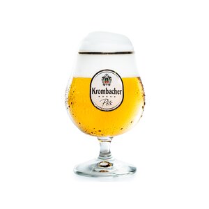 Frisch gezapfter Schwenker Brüssel, bauchig geformt auf kurzem Stiel mit Goldrand und Krombacher Pils Branding.