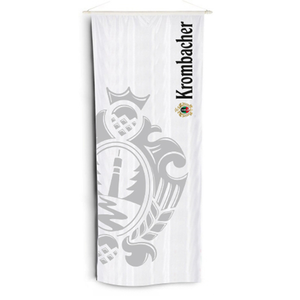 Bannerfahne mit Krombacher-Logo und Wappen-Design im Hintergrund in Grau auf Weiß.