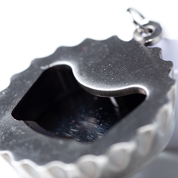 Schlüsselanhänger in Krombacher Kronkorken Form aus Metall mit integriertem Flaschenöffner.