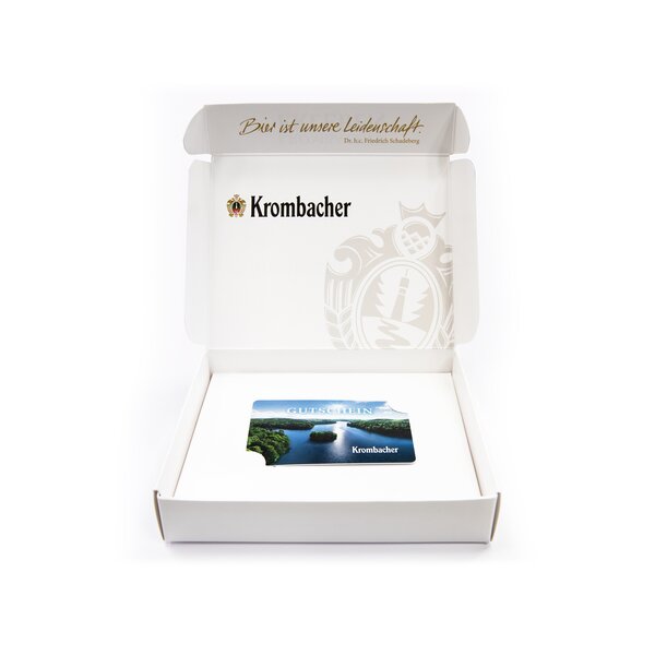 Offene Krombacher Gutscheinbox mit Schriftzug 'Bier ist unsere Leidenschaft' und Gutschein mit Flusslandschaft und Krombacher-Logo.