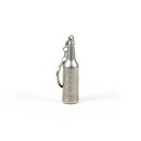 Metall-Schlüsselanhänger in Form einer Krombacher Pils Flasche mit Flaschenöffnerfunktion.