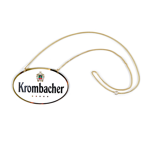 Krombacher Zapfhahnschild mit ovalem Anhänger und goldfarbener Kette.