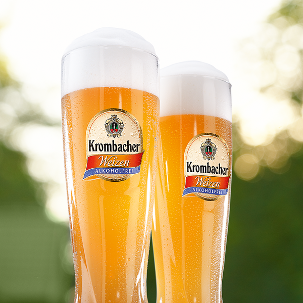 Close up von zwei Krombacher Weizengläsern Alkoholfrei mit Logo.