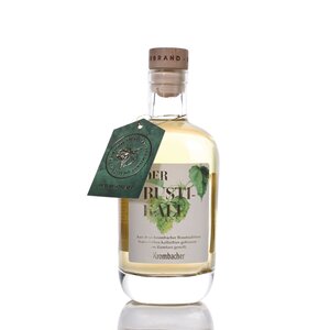 Flasche Krombacher Bierbrand 'Der Rustikale' vor weißem Hintergrund.