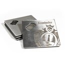 Vier quadratische Metalluntersetzer mit Krombacher-Logo und integriertem Flaschenöffner.